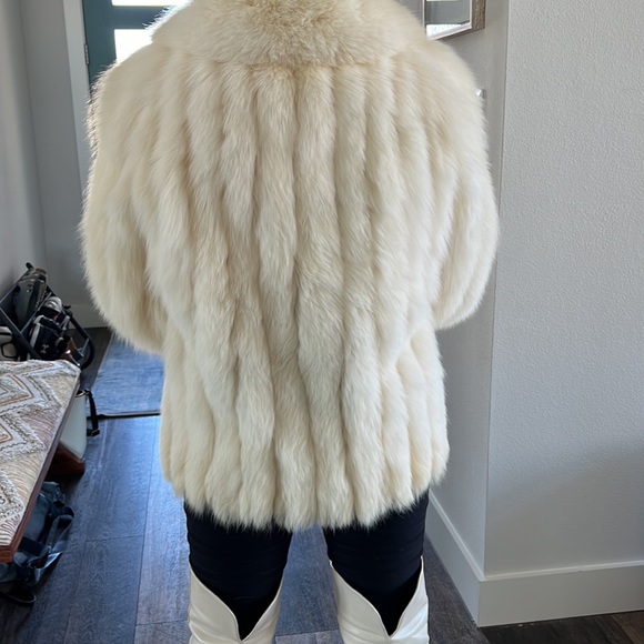 Selling a Saga Fox fur coat in perfect condition. Only worn once! - Picture 5 of 5